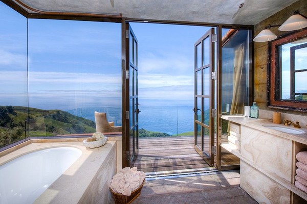 20 phòng tắm có view nhìn ra biển đẹp mê mẩn